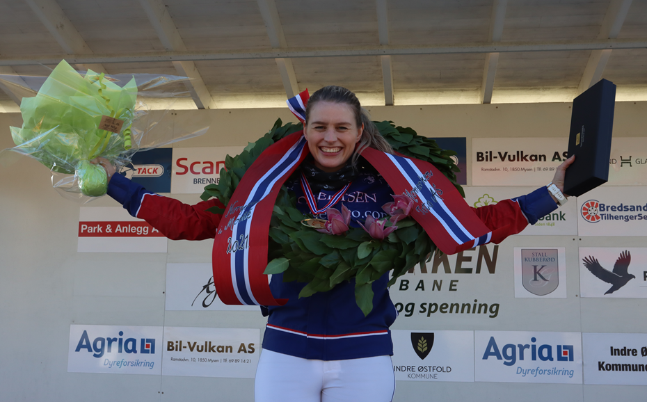 Amanda Robertsen tok lørdag sitt første norgesmesterskap for monteryttere. Foto: Hesteguiden.com
