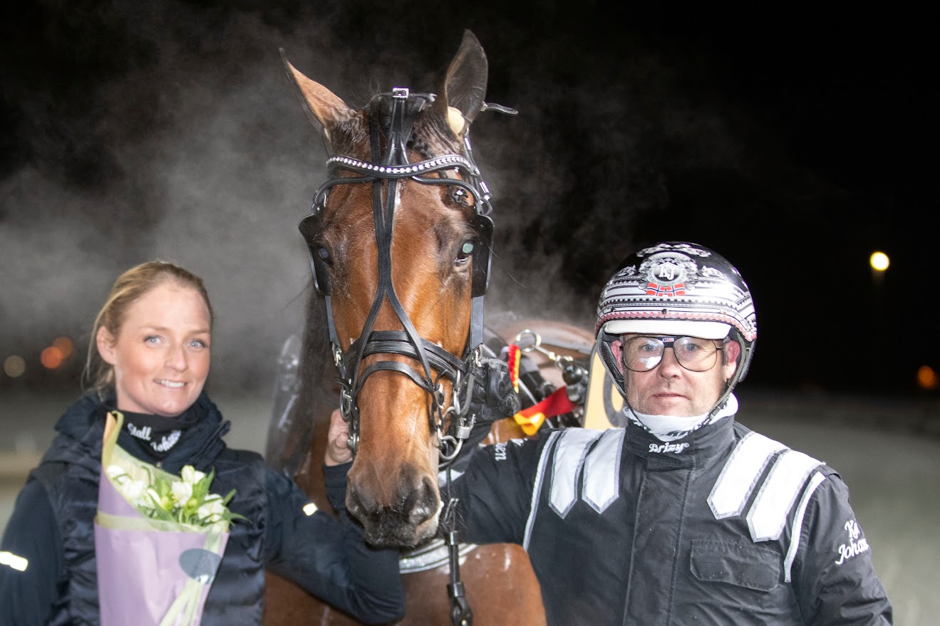 Squanto sammen med Maria og Kai Johansen etter seieren på Bjerke tirsdag. Foto: hesteguiden.com