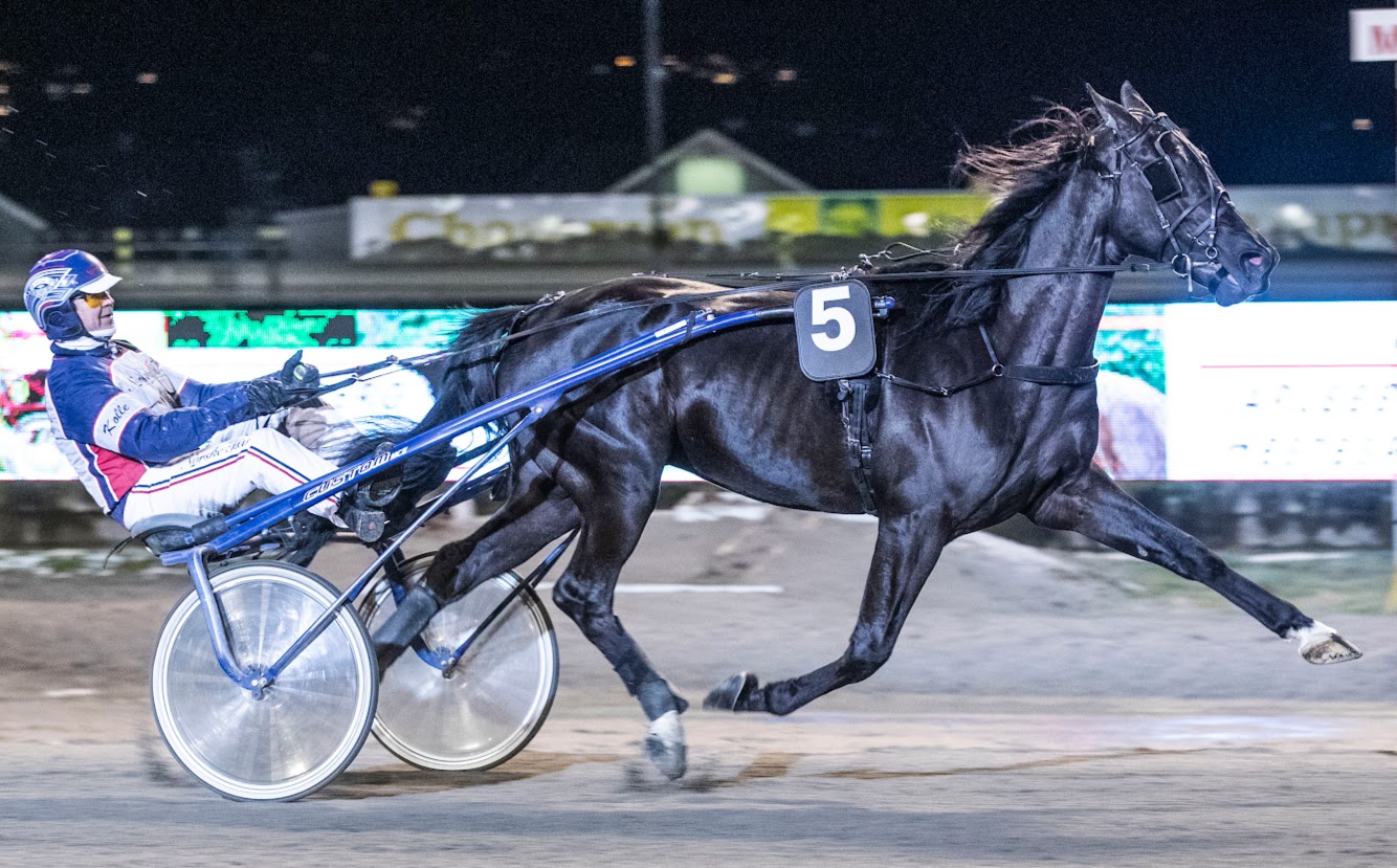 Thunderball S.F. har allerede startet to ganger i kvalifiseringsløp til grunndivisjonen meeting 1.